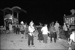 밤 1시에 지리산을 종주하려는 야간 등산객들이 노고단에서 입산하고 있다.