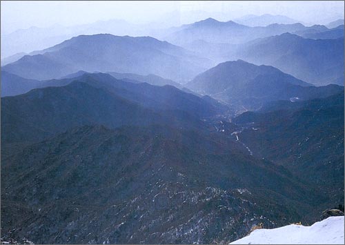 천왕봉에서 본 지리산 북사면. 지리산의 산세가 완만한 산릉을 이룬 것은 암석의 구조가 수평적으로 단단하여 침식에 강한 편마암으로 주로 이루어졌기 때문이다.