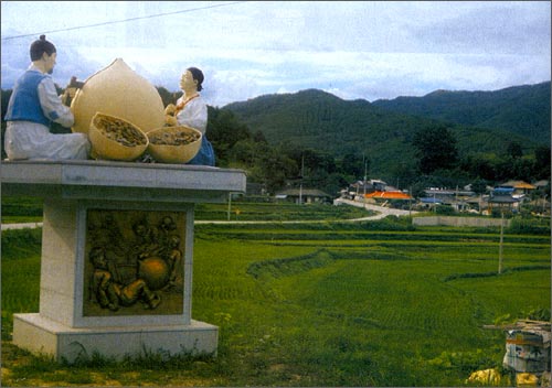 흥부가 태어났다는 전북 남원시 동면 성산 마을 입구에는 흥부부부가 박타는 조각상이 세워져 있다.