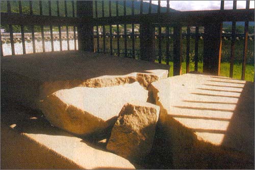 전남 남원시 운봉읍 화수리에 세워졌던 황산대첩기념비. 대첩비는 일제에 의해 글자를 알아보지 못하게 정으로 쪼인 뒤 조각났다.