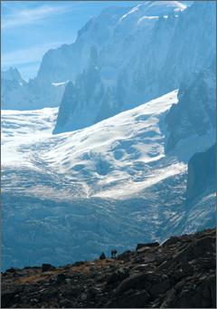 ▲ 몽블랑과 발레 블랑쉬 설원을 배경으로 두 산악인이 주변 산들을 지켜보고 있다.