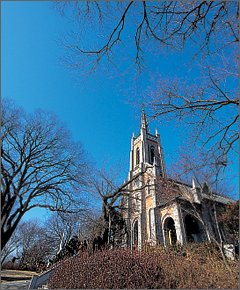 ▲ 고딕 양식의 공세리성당은 우리나라에서 가장 아름다운 성당 중 하나로 	꼽힌다.