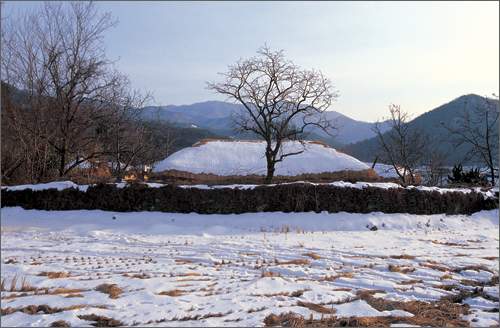 ▲ 설화산 기슭 경사지에 위치한 외암마을은 약 500년의 전통을 간직하고 있는 유서 깊은 마을이다.