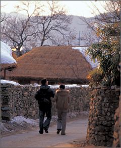 ▲ 정겨운 풍경의 외암마을을 둘러보고 있는 관광객들. 
