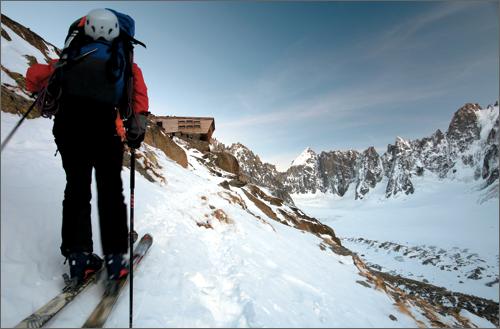 ▲ 스키를 신은 채 산장으로 오르고 있는 스위스 산악인 크리스틴.