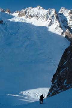 해가 한껏 떠오른 오전 10시, 그랑 조라스의 그림자가 몽 말레 빙하에 드리워져 있다.