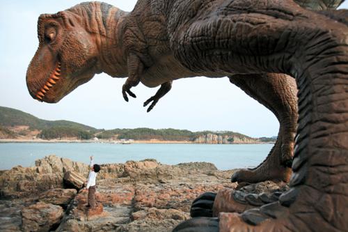 세계3대 공룡발자국 화석지로 꼽히는 고성 사족암. 공룡 조형물이 아주 잘 어울린다.