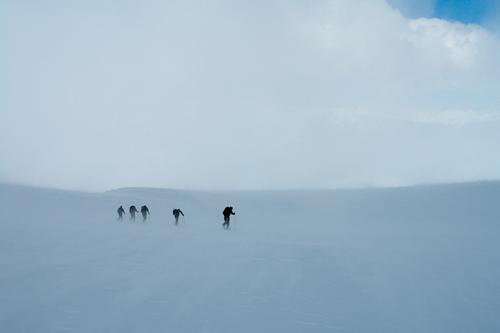 모진 눈보라에 맞서 투르빙하를 가로지르는 산악스키어들.