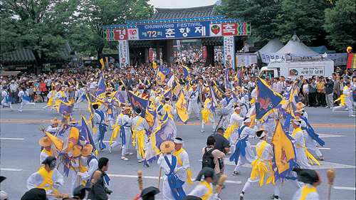 춘향제는 남원 시민 전체가 한바탕 어울리는 큰 축제다.