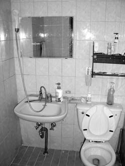 벽소령대피소의 귀빈용 실내 수세식 화장실. 샤워시설과 샴푸가 보인다. 