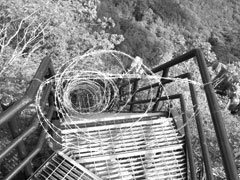 남산제1봉 정상부 철계단에 해인사가 설치한 철조망.