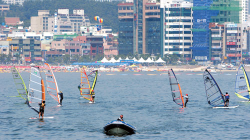 부산 앞바다에서 윈드서핑을 즐기는 사람들. 바다로 둘러싸여 있는 부산은 해양레포츠의 천국이기도 하다.