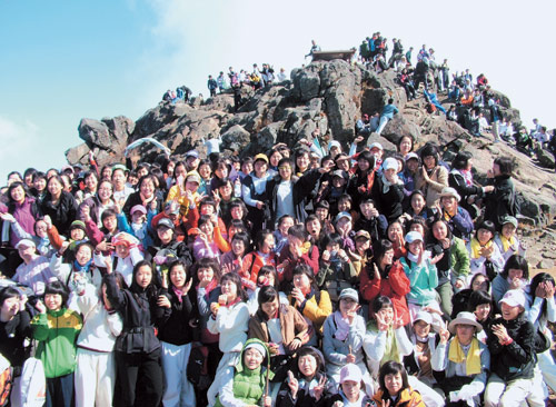성심여고 지리산 연례등반. 2006년 10월 2학년 학생들이 천왕봉에 올라 기념촬영 했다.100여 명의 여학생들이 정상에 모였다는 사실만으로도 화제다.