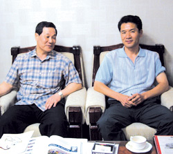 김낙완 교장(사진 왼쪽)과 한상훈 교사가 학교 산악부 역사에 대해 설명하고 있다.
