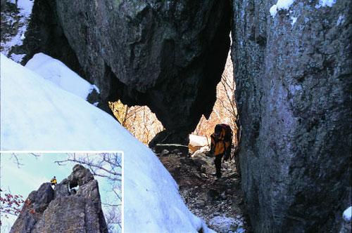 (큰사진)장군바위 동쪽 우회길인 석문. / (작은사진) 제3코스가 북동릉과 만나는 지점인 북두칠성바위.