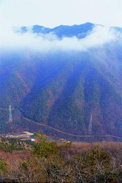 북동릉에서 금천계곡 건너로 마주 본 장룡산. 오른쪽 철탑 건너편이 도로가 끝나는 곳이다.