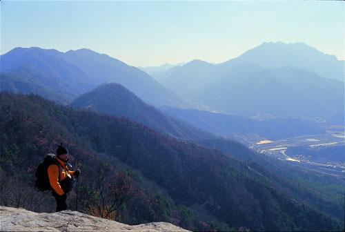 정상 직전 전망바위에서 남으로 본 장룡산(왼쪽)과 서대산(오른쪽).