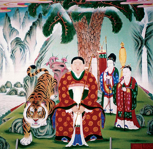 지리산 천황봉 성모할매 산신 그림이 한국에서 여산신 아이콘으로 가장 유명한 쌍계사 삼신각에 안치돼 있다. 비록 왕관이나 금관은 쓰고 있지 않지만 아주 당당한 모습이며, 시중들이 제왕의 상징으로 모시고 있다.