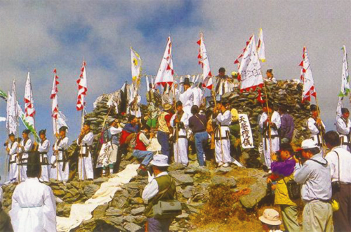 지난 93년 10월3일 개천절에 천제단에서 성대한 천제의식을 행하고 있다.