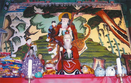 태백산 북쪽 사면에 있는 많은 새로운 샤머니즘 절들의 좋은 사례에 속하는 팔보암의 팬시 같은 현대적 감각의 산신 그림. 
흰 색은 한국의 전통적인 색이며, 하늘에 기원하는 행운을 상징하기도 한다.