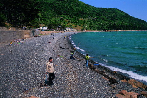 몽돌해변으로 흔히 있는 모래해변과는 또 다른 맛을 더해 주는 봉암 해수욕장. 