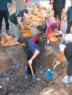 도봉산 매립 쓰레기 발굴 현장. 북한산시민연합과 국립공원시민연대 회원 100명은 90개의 마대를 발굴, 하산시켰다.(2005년 10월)