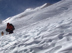 4월 23일 오전 8시 정상 공격 중 해발 7,500m 지점에서 쉬고 있는 셰르파. 능선 맨 왼쪽 봉이 마나슬루 정상이다. 