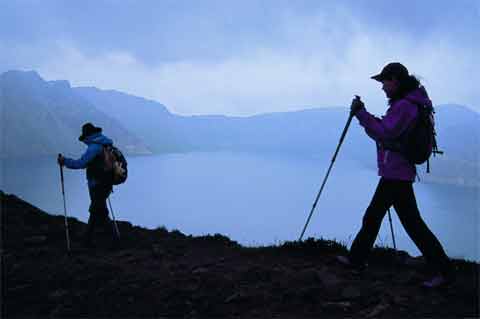 백두산 화구 외륜의 능선길을 걷고 있는 등산인들. 수많은 우리나라 동호인들이 매년 여름 백두산을 찾고 있다.