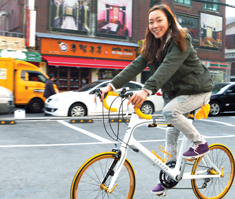 김자인은 또래 대학생들처럼 자전거를 타기를 즐기고, 군것질하기 좋아하는 스물두 살이다.