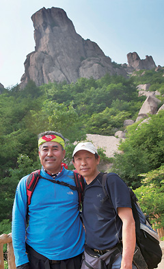 노산 종주 코스를 개발, 소개한 산악투어 양걸석 사장(왼쪽)과 현지 가이드로서 자신을 만년청(万年靑)이라 소개한 60세 중국인.