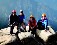 흑범길 등반에 동행한 산악인들. 왼쪽부터 유병현, 조경기, 유동진씨, 기자.