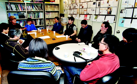 지난 12월 14일 월간산 편집실에서 열린 알파인스타일 등반 토론회에서 김창호씨가 의견을 발표하고 있다.