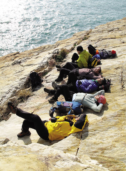 마당바위에 누워 해바라기를 하는 취재팀. 마당바위는 오래도록 머물고 싶어지는 자리다.