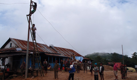 치칠라(1,840m) 마을에 전봇대 공사가 한창이다. 이제 이곳에도 전기가 들어올 날이 멀지 않았다. 