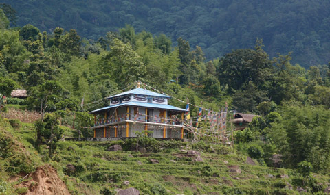 네팔의 북부 지방 일대에는 티베트 문화권 아래 불교도들이 많다. 셰르파족만이 아니라 구룽, 타망족 등도 티베트 불교를 신봉한다. 사진은 구룽족 곰파(절).