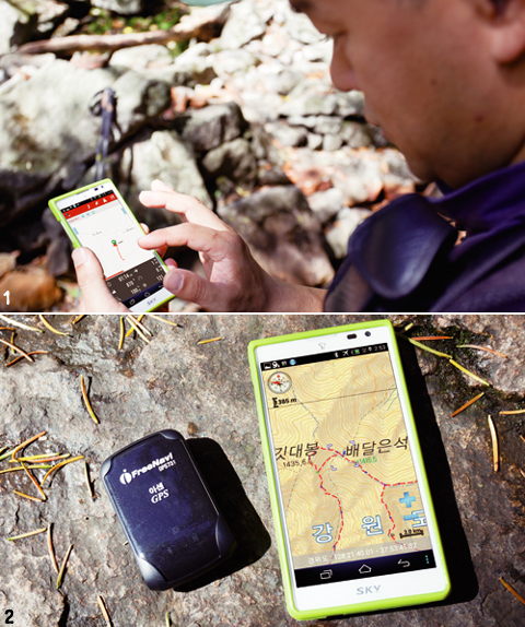 1 개인약수에 도착해 현 위치와 궤적을 확인하고 있다. 2 외장형 GPS와 ‘산으로 가는 길’ 앱을 구동한 스마트폰. 두 기기는 블루투스로 연결된다. 