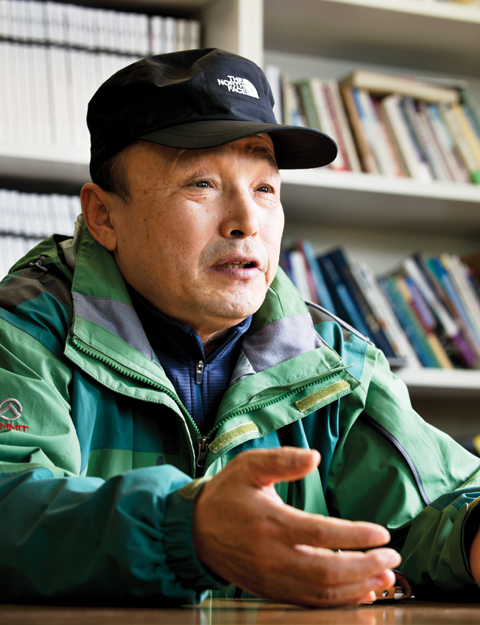 김성중씨는 “산을 잘 모르는 사람들에게 산행정보를 주기 위해 ‘한국의 산하’를 만들었다”고 한다. 