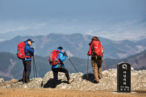 마당바위에서 지리산 방면을 조망하고 있는 등산객들. 이곳은 사방이 절벽으로 둘러싸인 산 위의 평지다. 