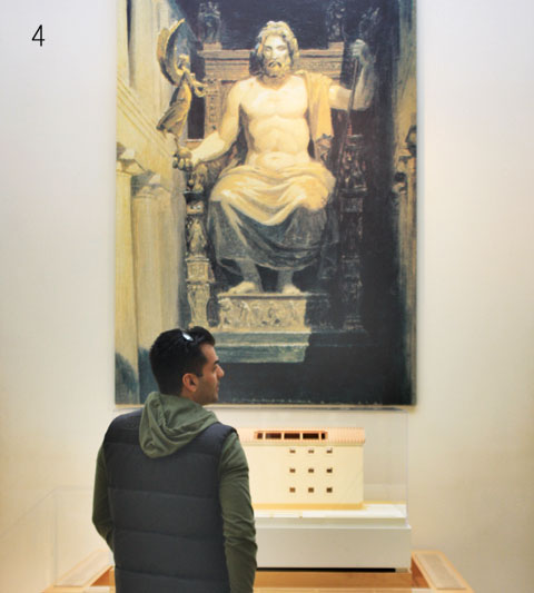 4 델피 박물관에 전시돼 있는 최고의 신 제우스의 모습을 한 외국방문객이 바라보고 있다. 
