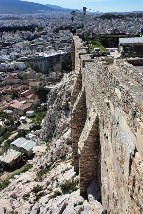아테네 도심에 우뚝 솟아오른 아크로폴리스에 있는 요새가 마치 한국의 산성을 연상케 한다. 고대 아테네는 도시국가로서 외적의 침입을 막기 위해 성벽을 높이 쌓았다. 
