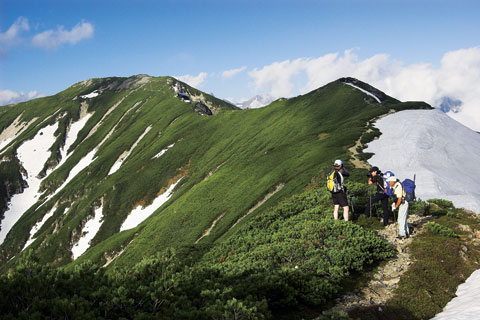 일본 북알프스 최고봉인 오쿠호다카다케(3,190m)에서 야리가다케(3,180m)로 이어진 능선길.