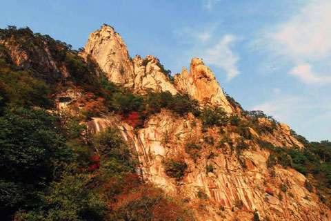 금강산과 함께 설악산이 세계유산 등재를 추진하고 있다. 사진은 현재 명승으로 지정돼 있는 설악산 비선대. /  사진 문화재청 제공
