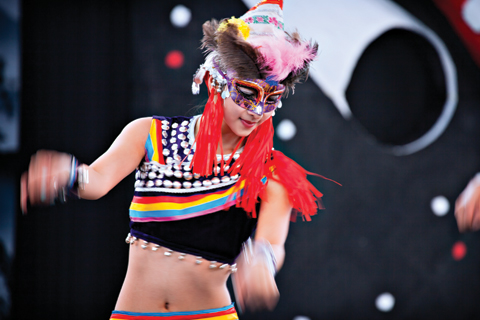 안동국제탈춤페스티벌에 한 참가자가 탈을 쓰고 춤에 몰입하고 있다. 사진 안동시 제공 