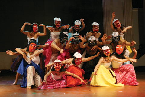 안동국제탈춤페스티벌에 참가한 외국공연팀이 탈춤을 선보이고 있다. 
