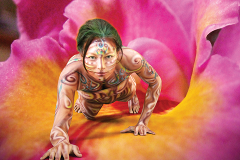 온 몸에 보디페인팅을 한 여성 참가자가 꽃잎 속에 있는 장면을 연출하고 있다.