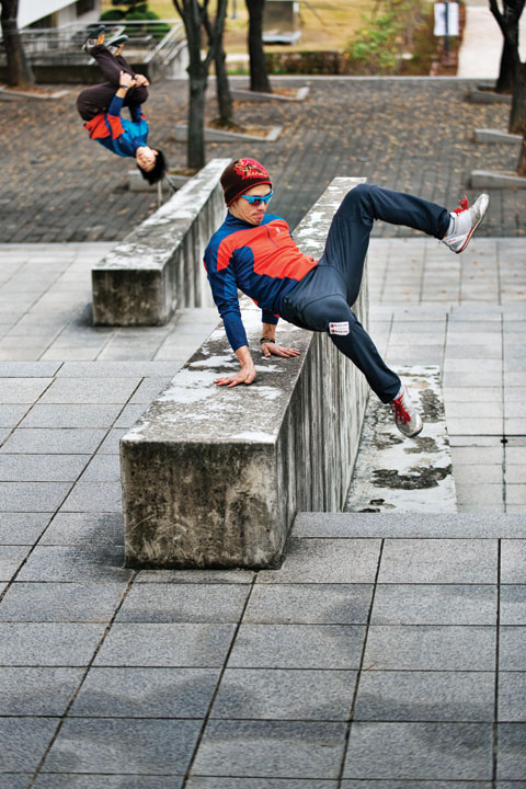 [Outdoor Life | PARKOUR] 거대한 바위와 높은 담장도 그들을 막을 수 없다! < Season Special < 테마산행 < 기사본문 - 월간산 [Outdoor... 