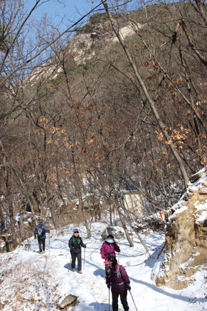 눈 내린 평일인데도 많은 사람들이 불암산둘레길을 걷고 있다.