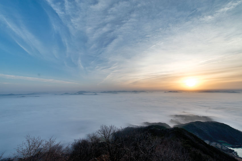 [알려지지 않은 명산 & 철쭉명산 | 진악산 야영 르포] 구름 침대 위에서의... 명산 & 철쭉명산 | 진악산 야영 르포] 구름 침대 위에서의 신비로운 하룻밤
