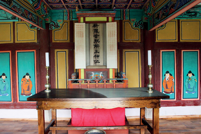 신라 석탈해왕 위패가 모셔져 있는 숭신전 내부의 모습.   