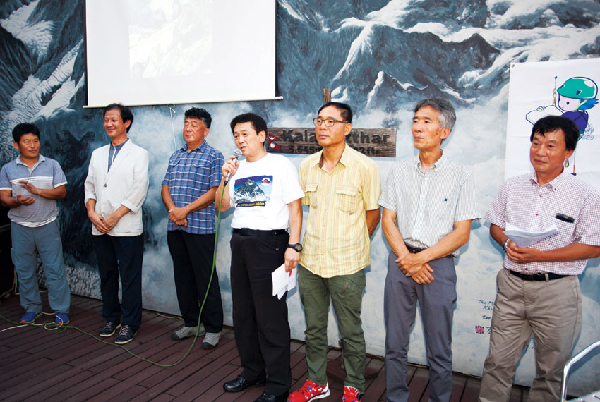 ‘86 한국 K2 원정대 등정 30주년’ 기념행사에서 김병준(가운데) 대장이 당시 대원들을 소개하고 있다.